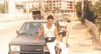 Serdar Ortaç’tan Nostaljik Paylaşım: İlk Arabam (Ünlülerin Çocukluk ve Gençlik Halleri)